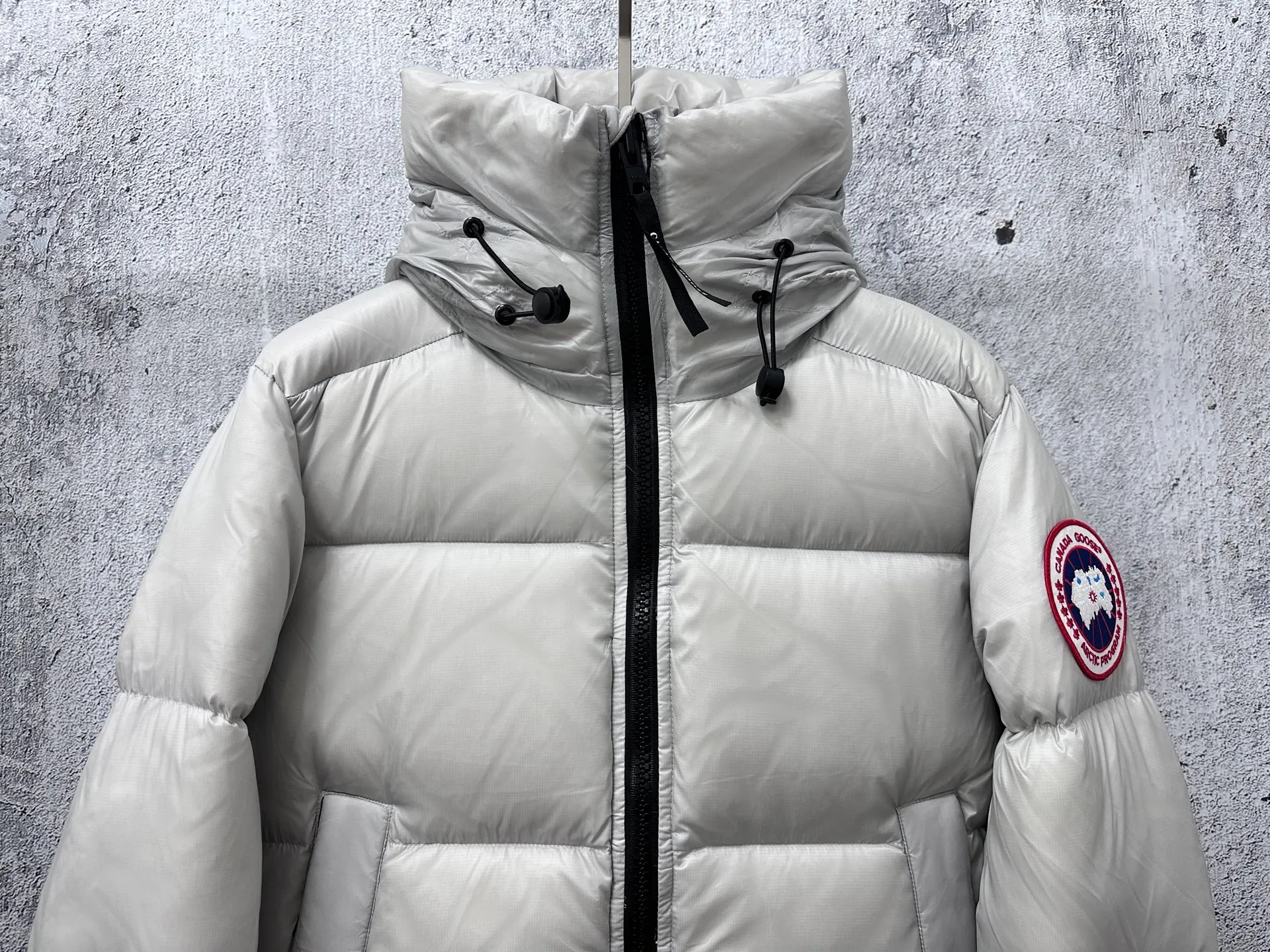 P780 [𝘾𝘼𝙉𝘼𝘿𝘼 𝙂𝙊𝙊𝙎𝙀] Canada Goose's limited new Crofton puff down jacket, top version, ceiling level Crofton soft loaf, 2024 latest style, cold protection effect up to level 4, using recycled Feather-Light tear-resistant fabric, ultra-light, no weight on the upper body at all! The unique black label highlights your temperament‼ ️ Canada Goose, a Canadian brand, has always been recognized as the warmest down jacket. Various Instagram celebrities, Internet celebrities, and celebrities often wear it for street photos. I make Canada Goose every year, but I still can't get rid of my love for it. No matter how cold the days are, there is no need to be afraid, because there is! Filled with 90% white duck down, it is the legendary warmest down jacket and is known as a must-have for Arctic outdoor sports! The most popular down jacket in the world, celebrities are rushing to buy it, it is a must-have!  Size: S~XXL